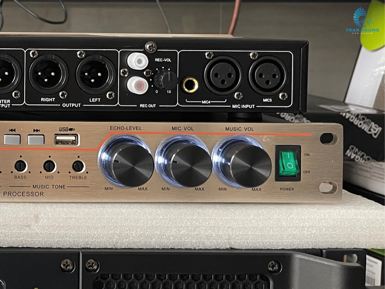 các nút âm lượng Vang cơ lai số